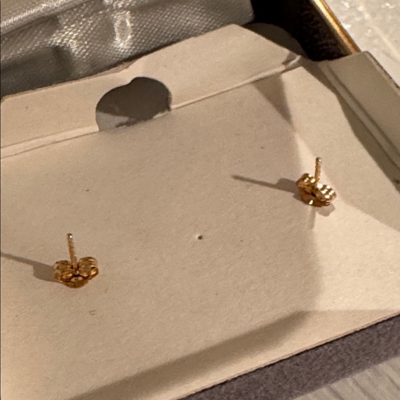 Small gold cross earrings - Picture 5 of 6